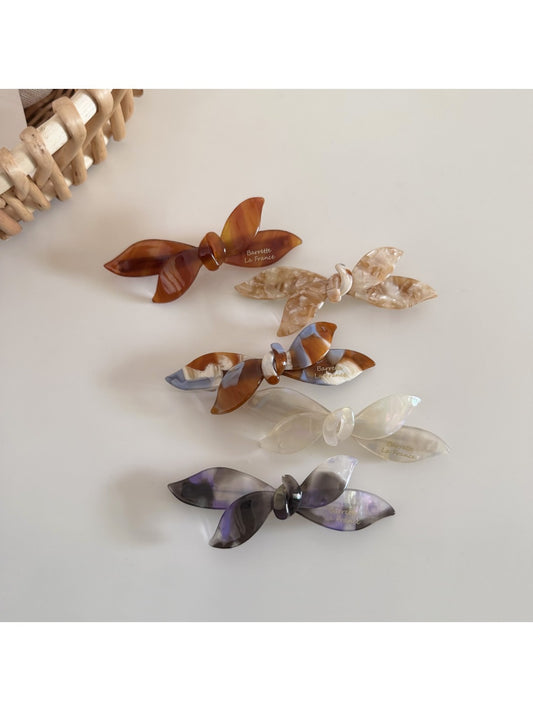 Beau retro bow hair clip made of tortoiseshell acetate, close-up view