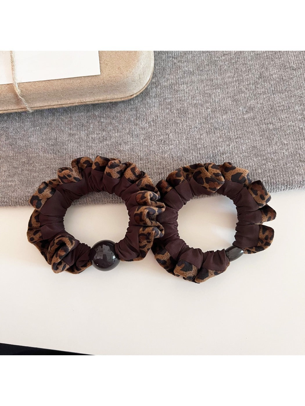 Gifty - Vintage Leopard Print Scrunchie