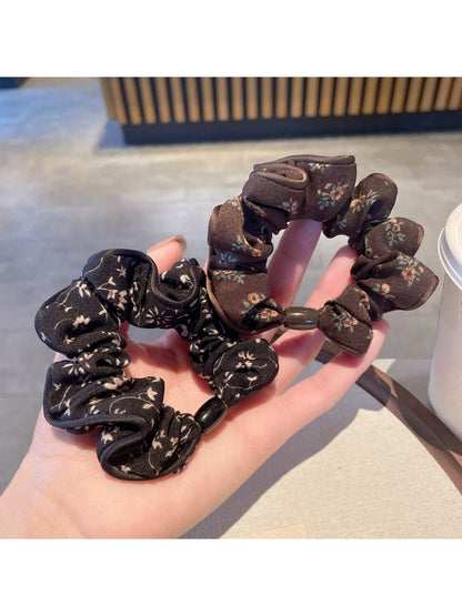 Gifty - Simple Retro Floral Scrunchie