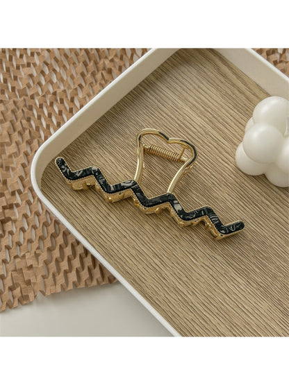 Beau wavy metal claw clip close-up of metal finish and edges
