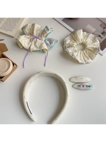 Gifty scrunchie headband styled on a mannequin head with short hair