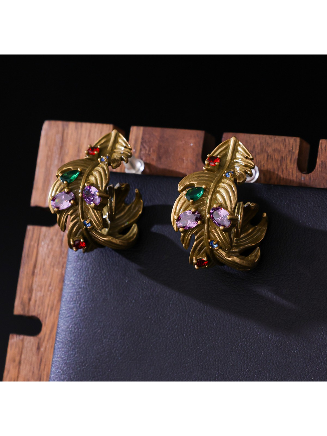 Earedge - Antique Style Leaf Detail Stud Earrings