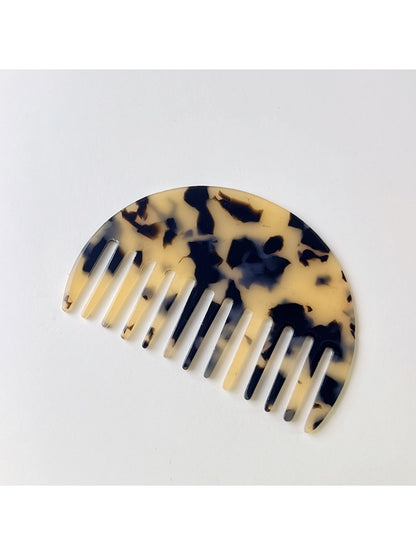 Detailed shot of Camerow hair comb teeth spacing and craftsmanship