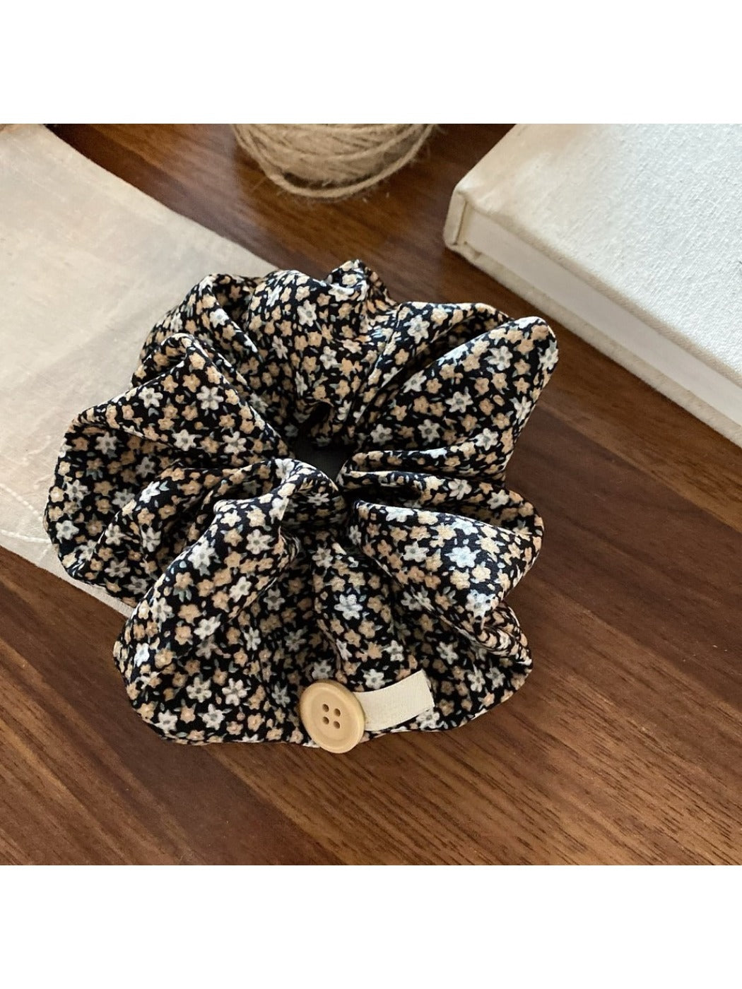 Gifty - Elegant Vintage Ditsy Floral Scrunchie