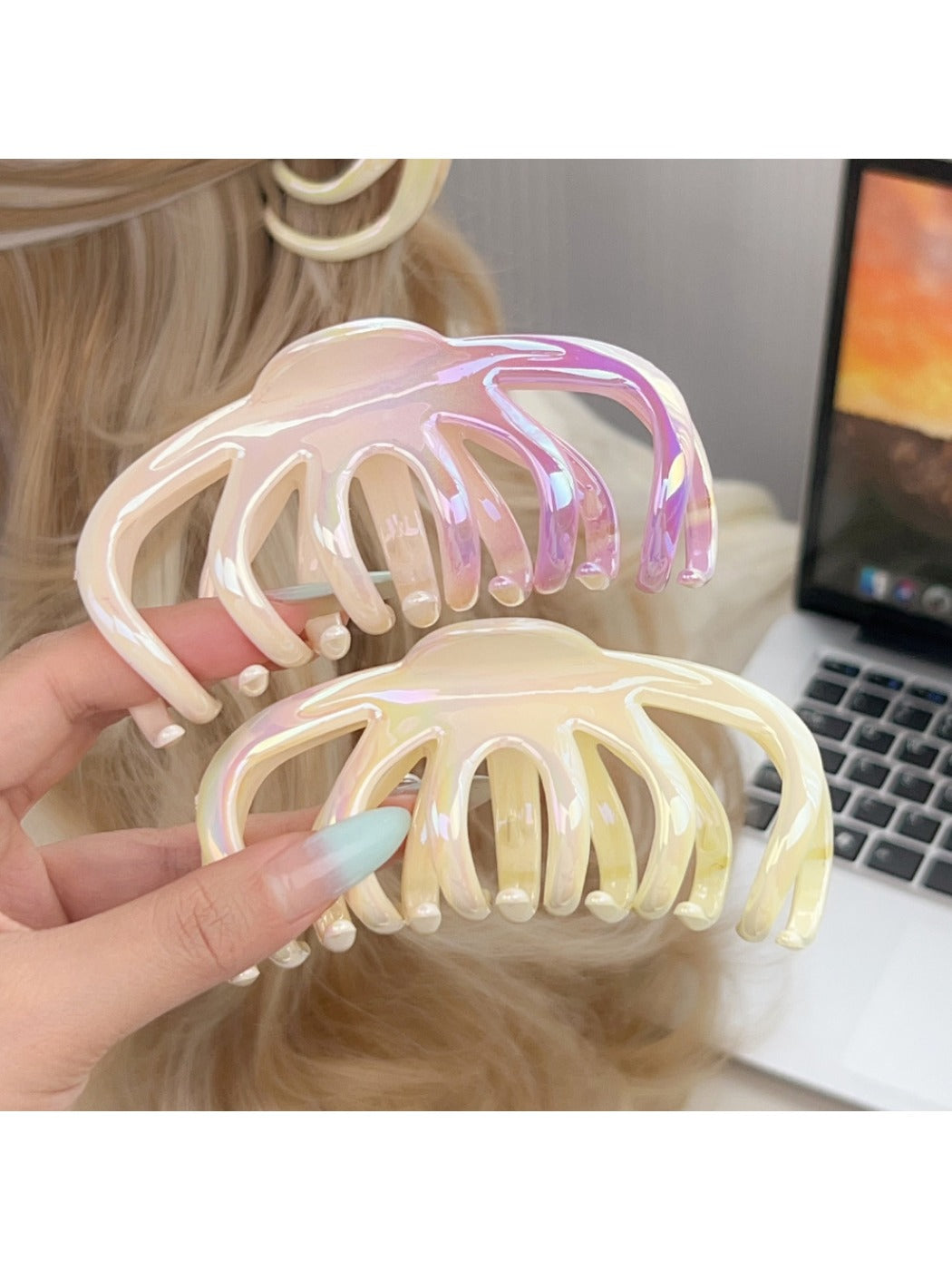 Beau - Cute Gradient Crescent Shaped Claw Clip