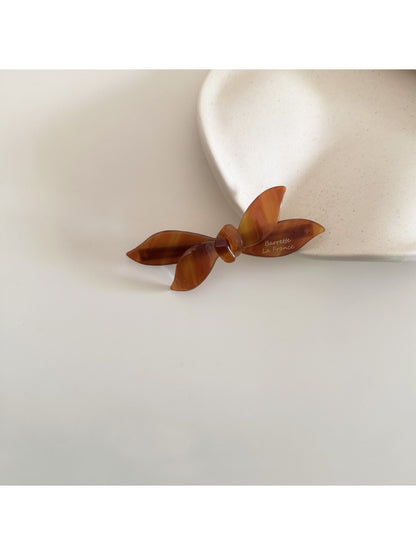 Close-up of clasp and hinge of Beau retro bow acetate hair clip