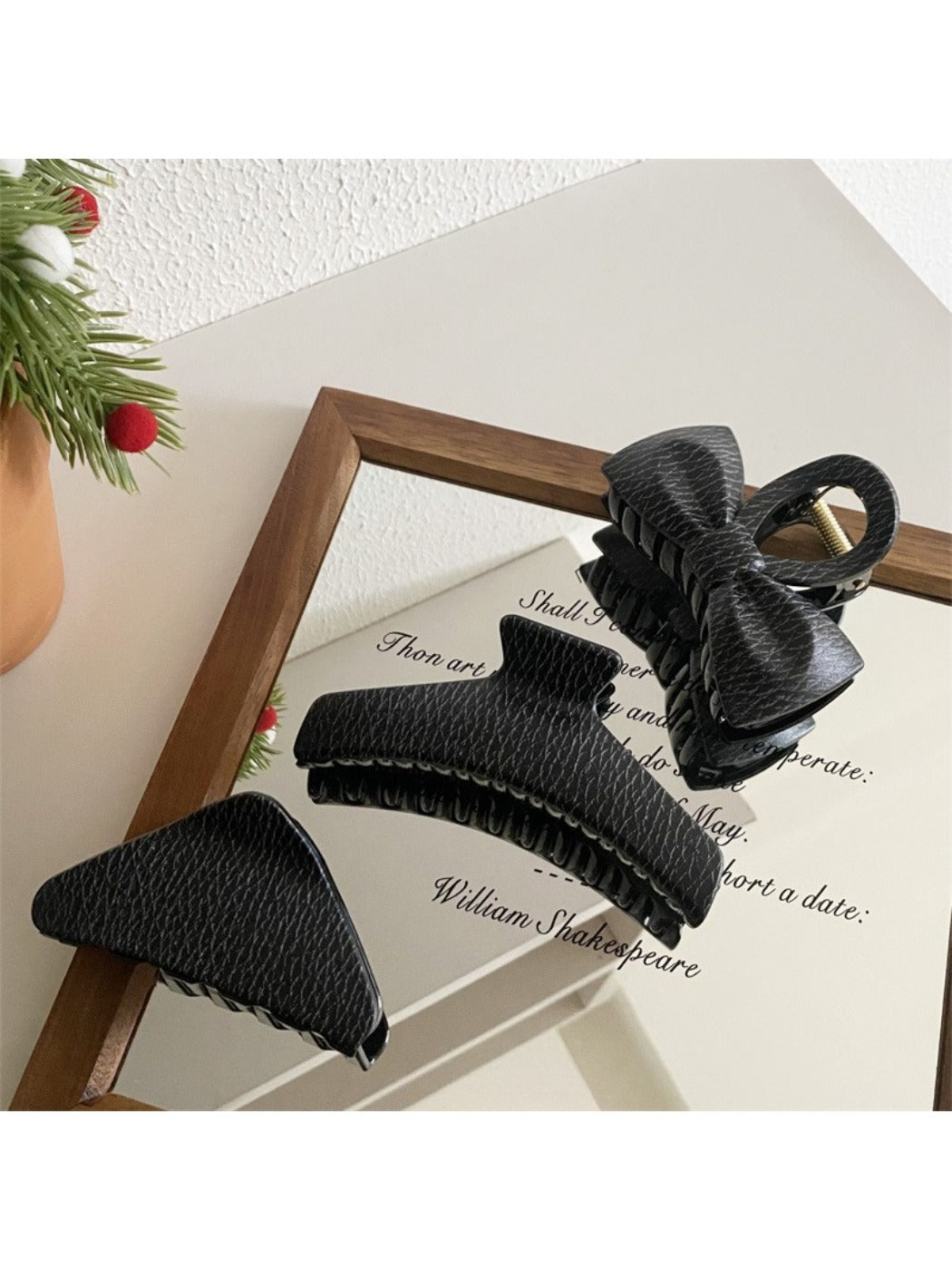 Beau - Black Geometric Claw Clip