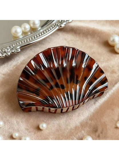 Beau - Vintage Leopard Print Shell Shaped Claw Clip