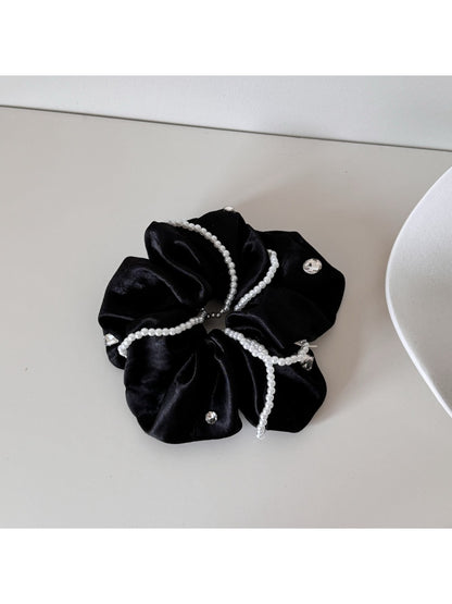 Gifty satin scrunchie holding a ponytail in shiny, smooth fabric