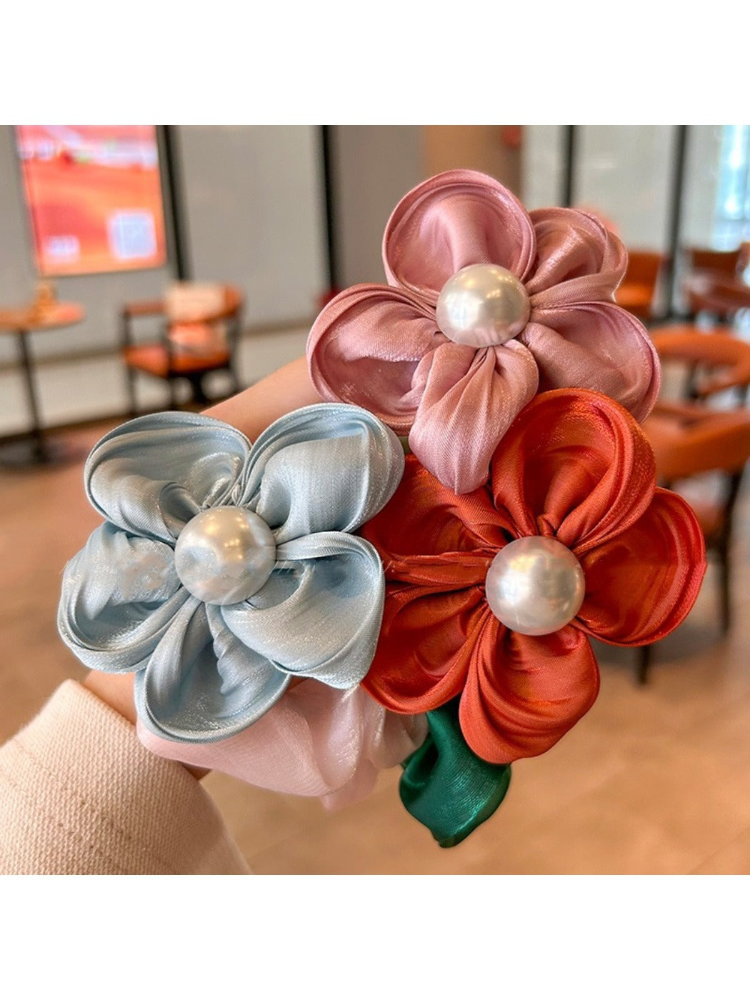 Gifty - Five-Petal Flower Scrunchie