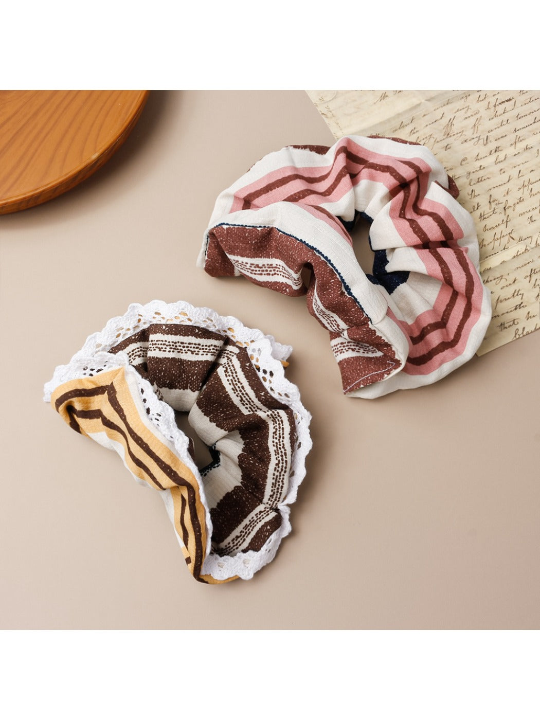 Gifty - Striped Lace Trim Scrunchie