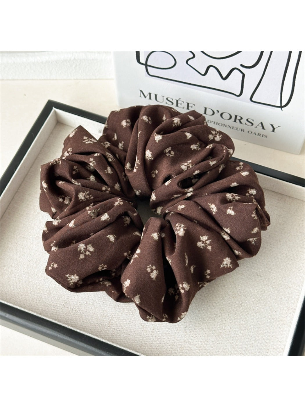 Gifty - Elegant Floral Pattern Scrunchie