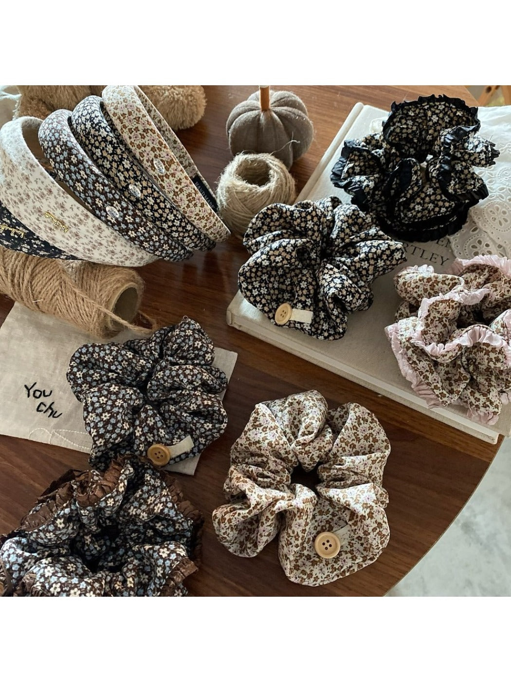 Gifty - Elegant Vintage Ditsy Floral Scrunchie
