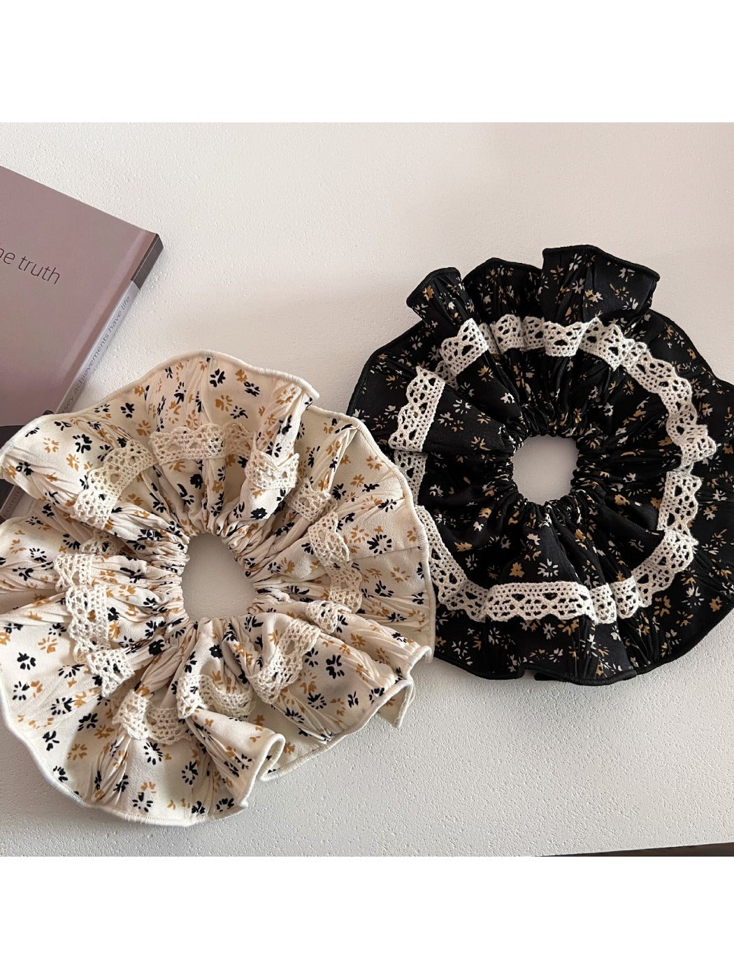 Gifty - Vintage Flower Lace Scrunchie