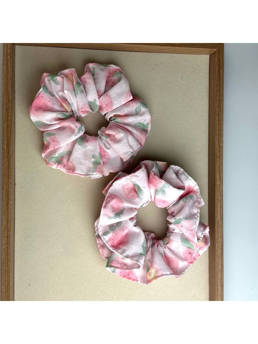 Gifty - Strawberry Print Polyester Scrunchie