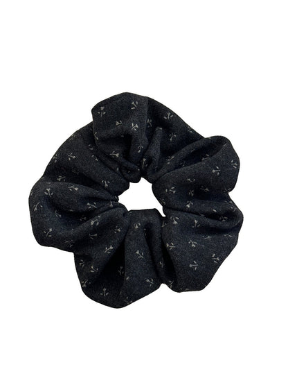 Gifty - Simple Floral Knitted Scrunchie