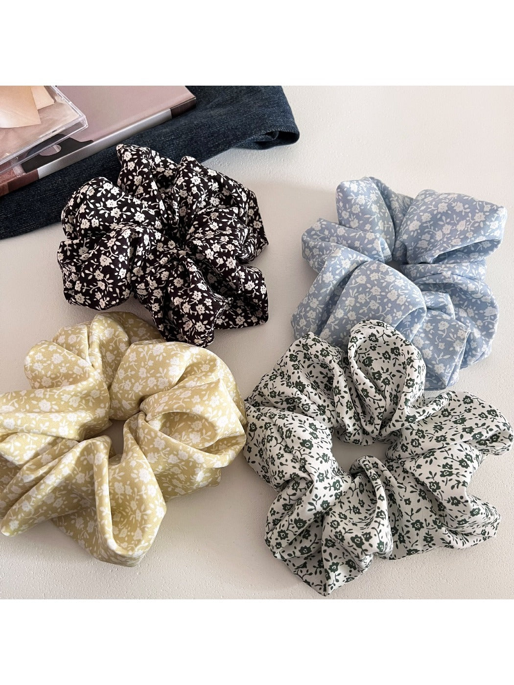 Gifty - Bohemian Floral Print Scrunchie
