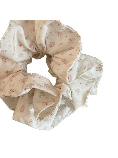 Gifty - Sweet Cream Floral Scrunchie