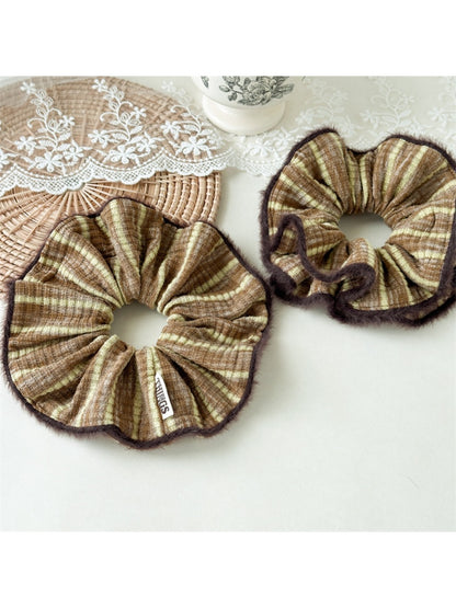 Gifty - Relaxed Style Striped Scrunchie