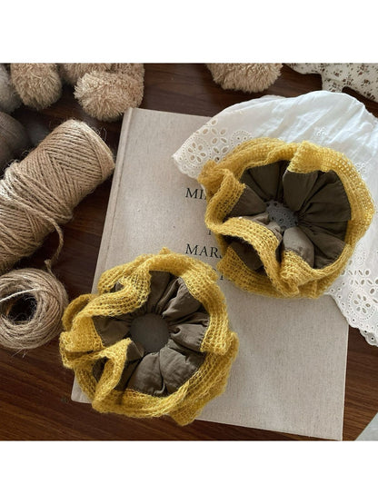 Gifty - Elegant Velvet Lace Scrunchie