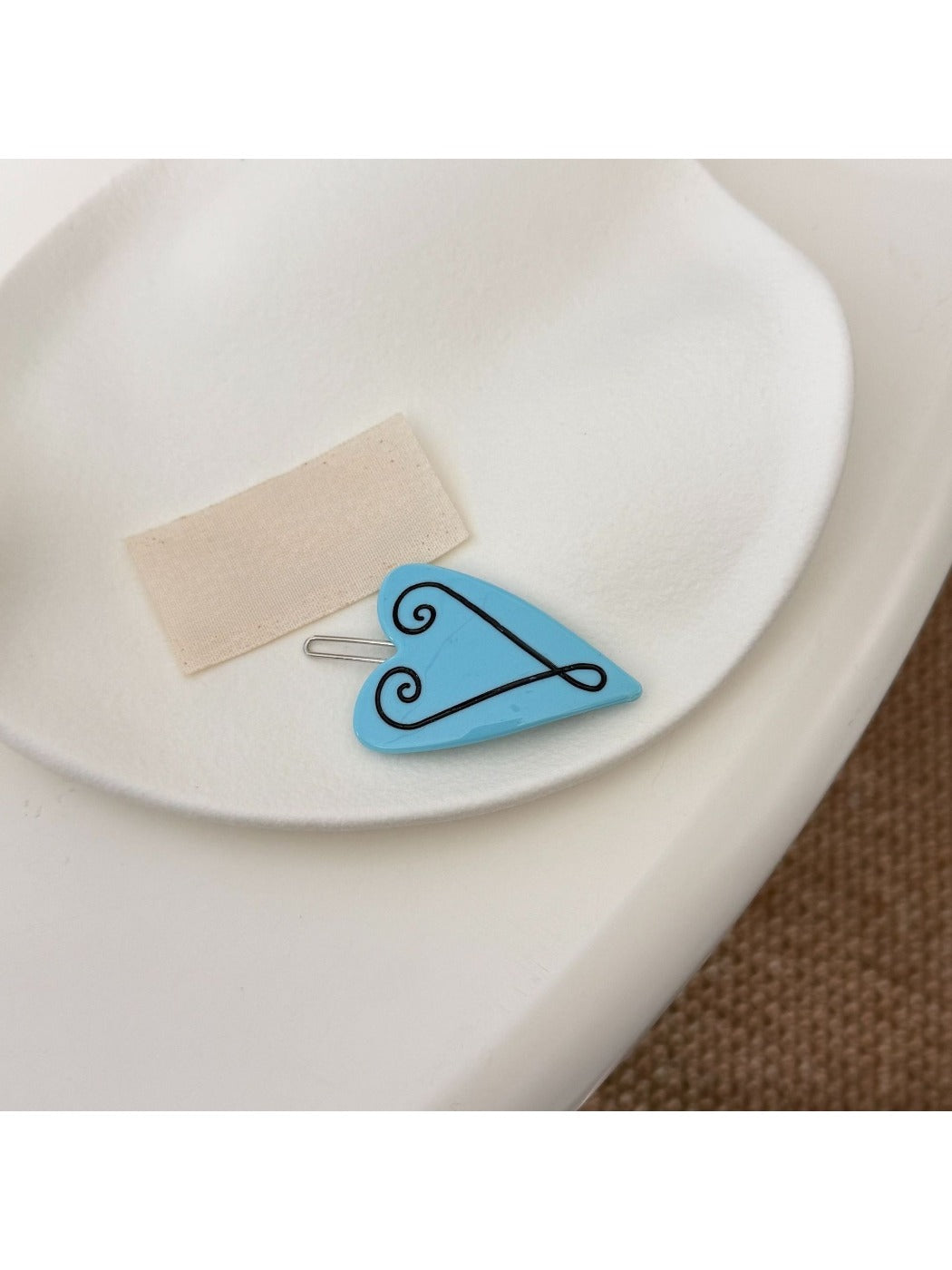Beau - Elegant Heart-Shaped Side Hair Clip