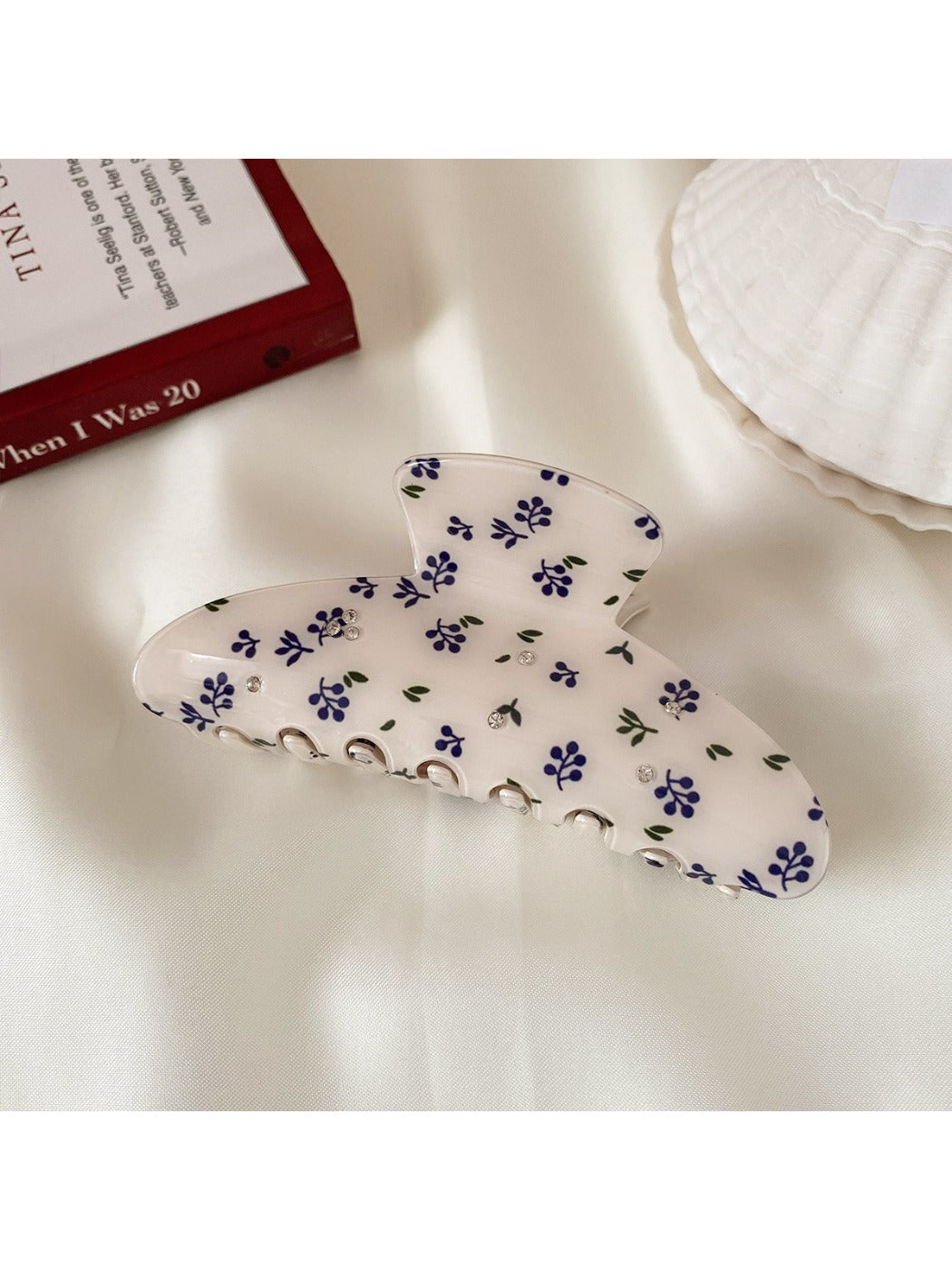 Beau hair claw clip angled to show both printed design and clip teeth
