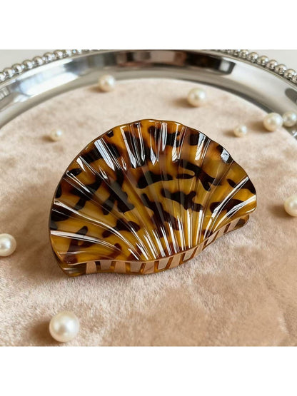 Beau - Vintage Leopard Print Shell Shaped Claw Clip