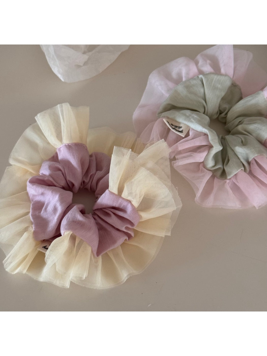Gifty - Graceful Ruffled Edge Design Scrunchie