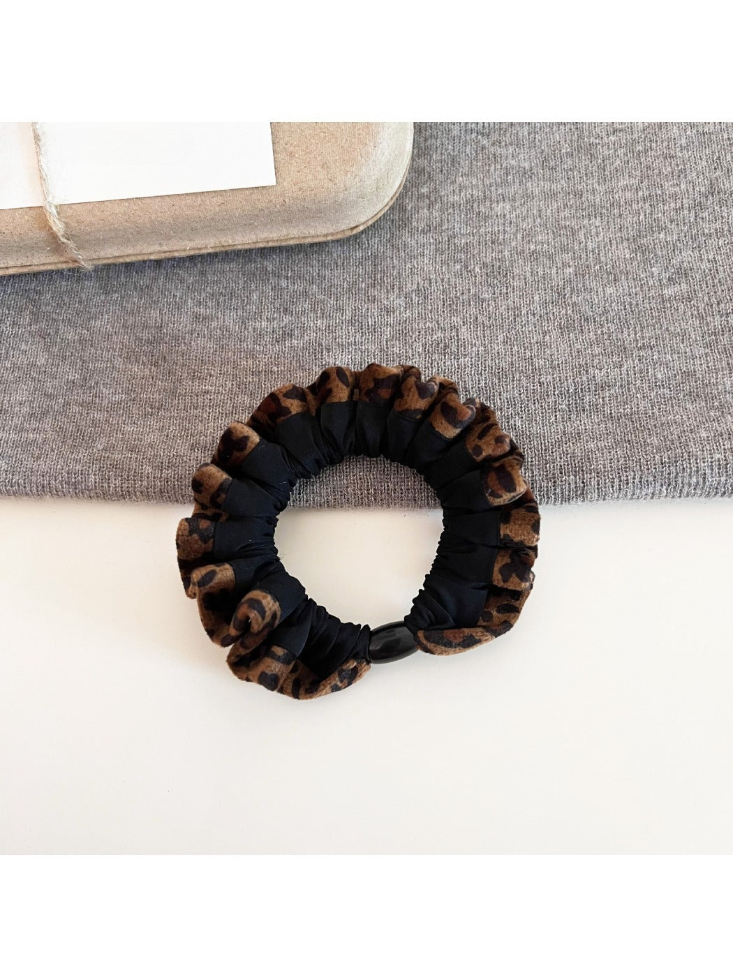 Gifty - Vintage Leopard Print Scrunchie