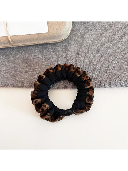Gifty - Vintage Leopard Print Scrunchie