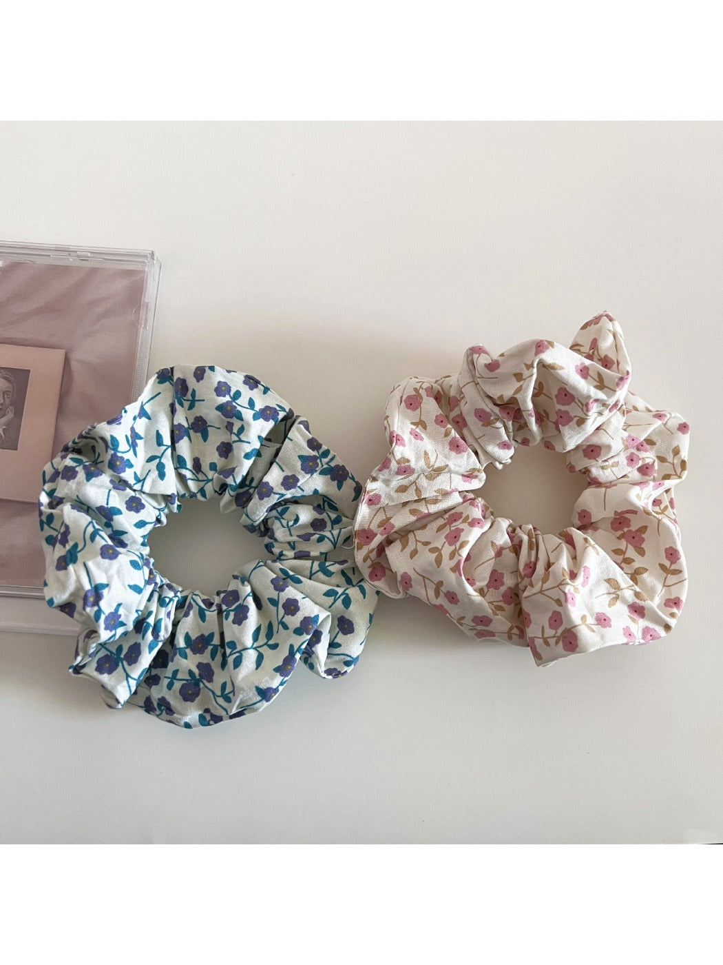 Gifty - Delicate Small Floral Pattern Scrunchie
