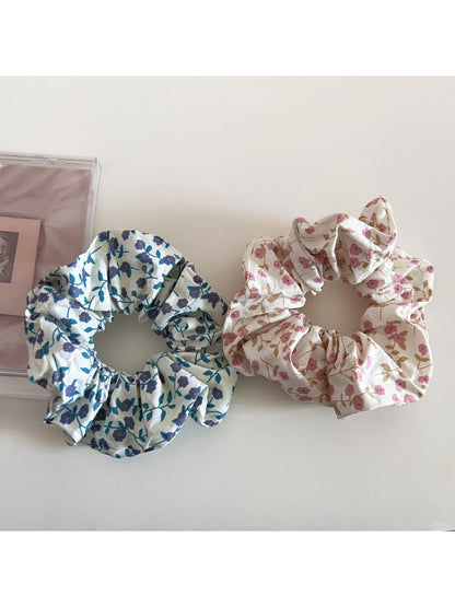 Gifty - Delicate Small Floral Pattern Scrunchie