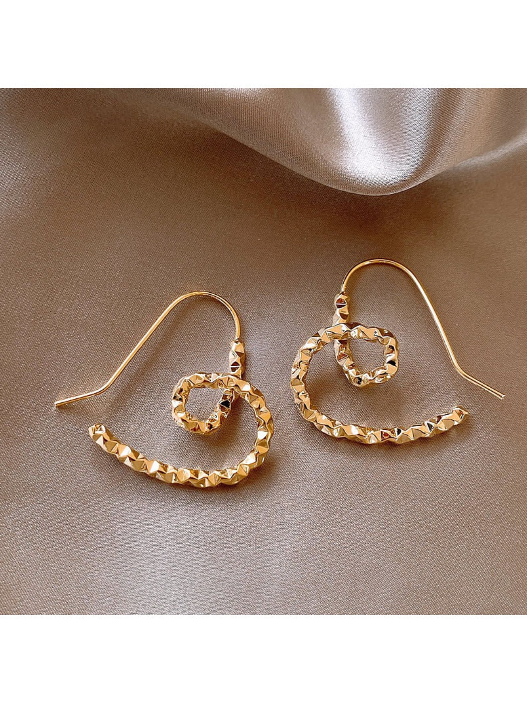 Earedge - Golden Heart Shaped Earrings