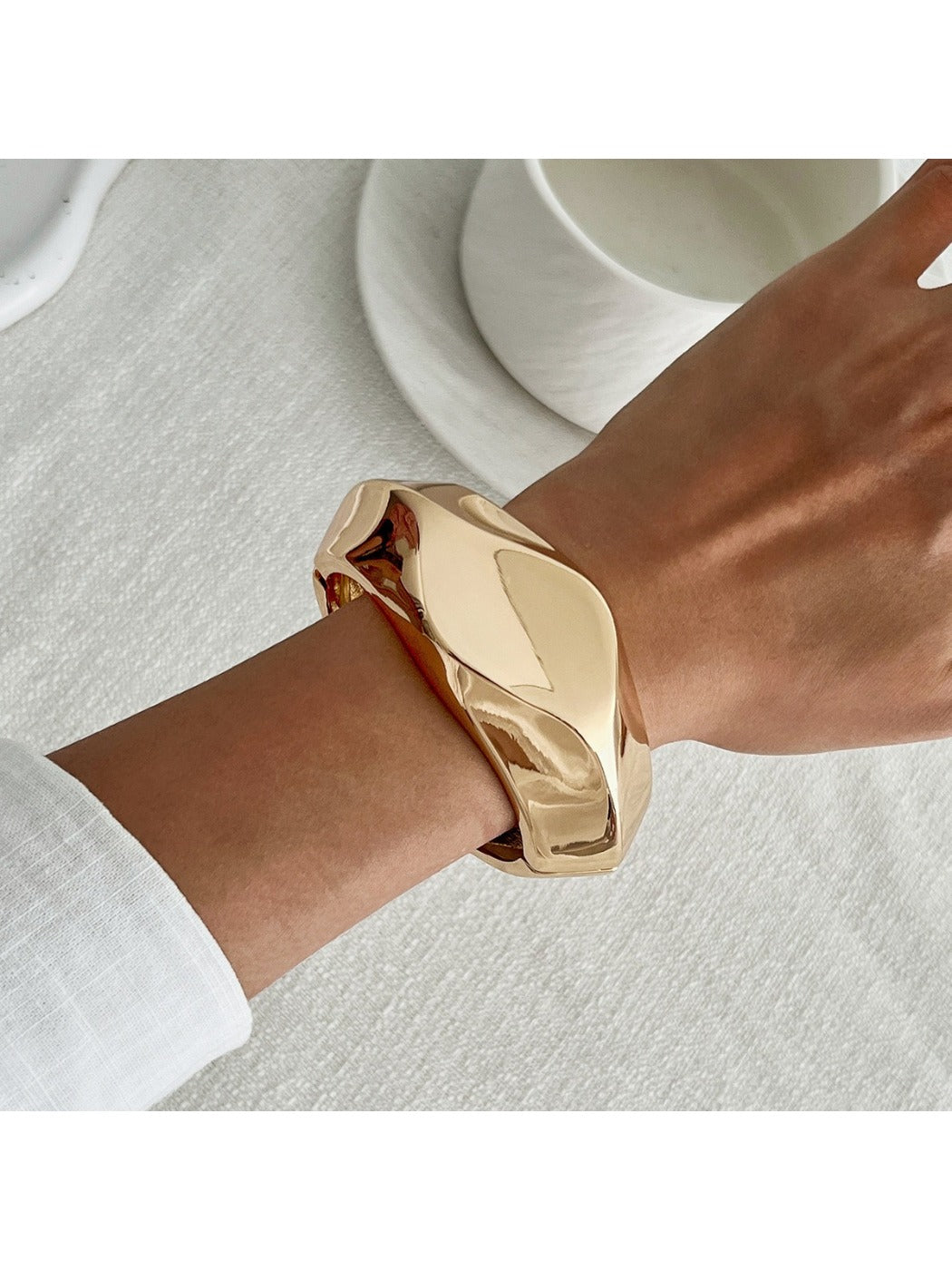 Lovra - Irregular Wide Band Bracelet