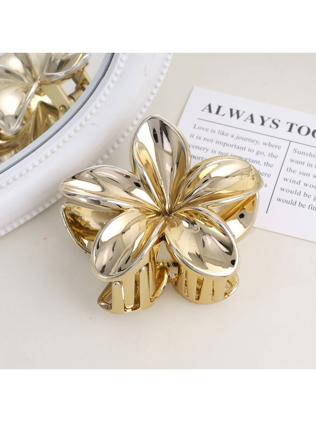 Beau - Petal Shape Plastic Alloy Fashion Claw Clip