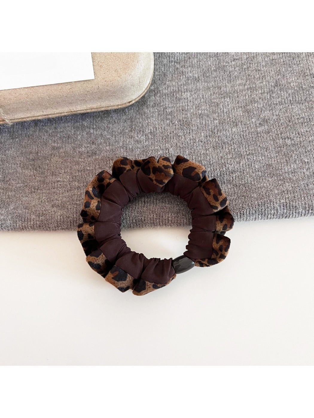 Gifty - Vintage Leopard Print Scrunchie