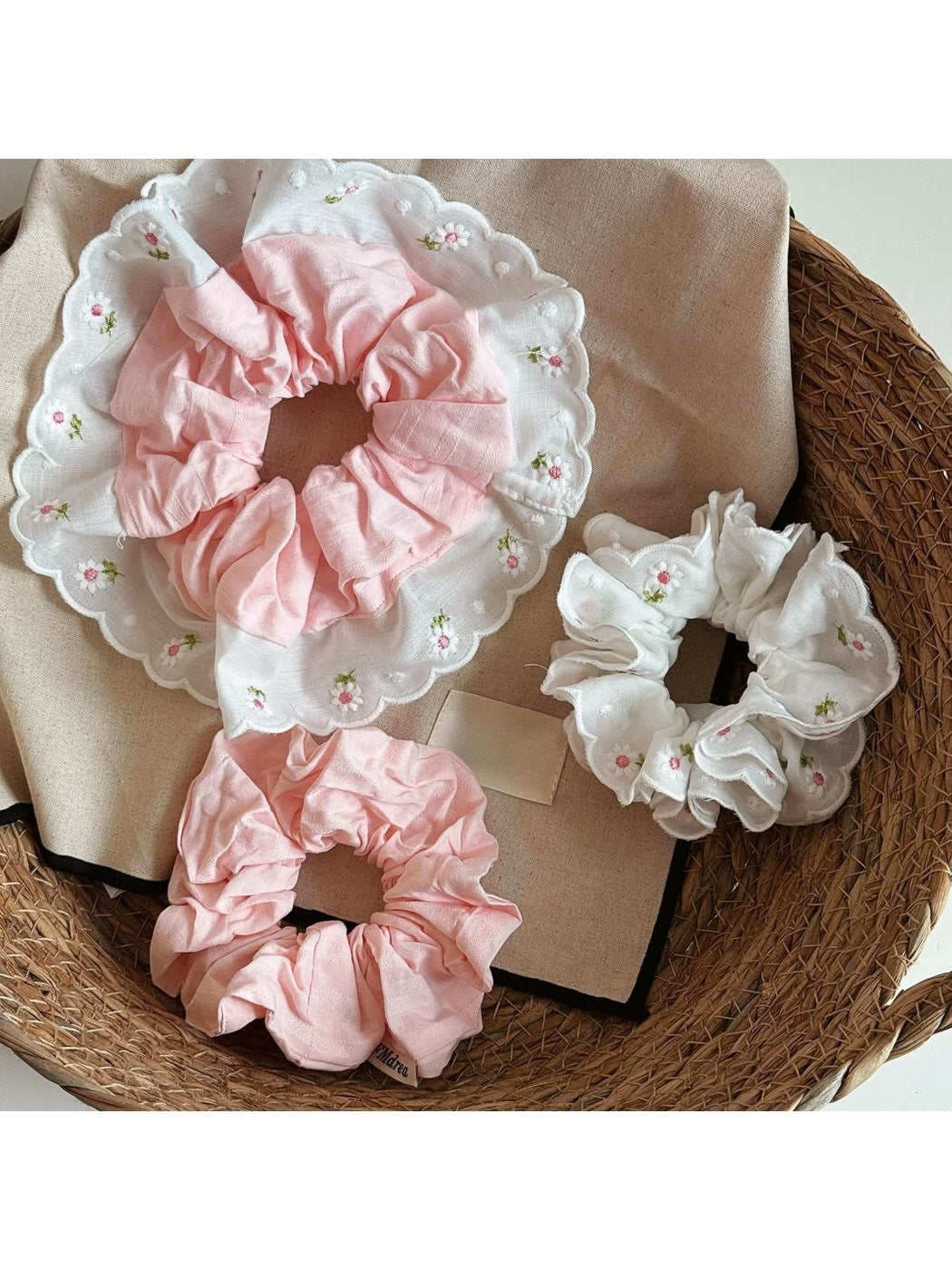 Gifty - Daisy Embroidered Scalloped Edge Scrunchie