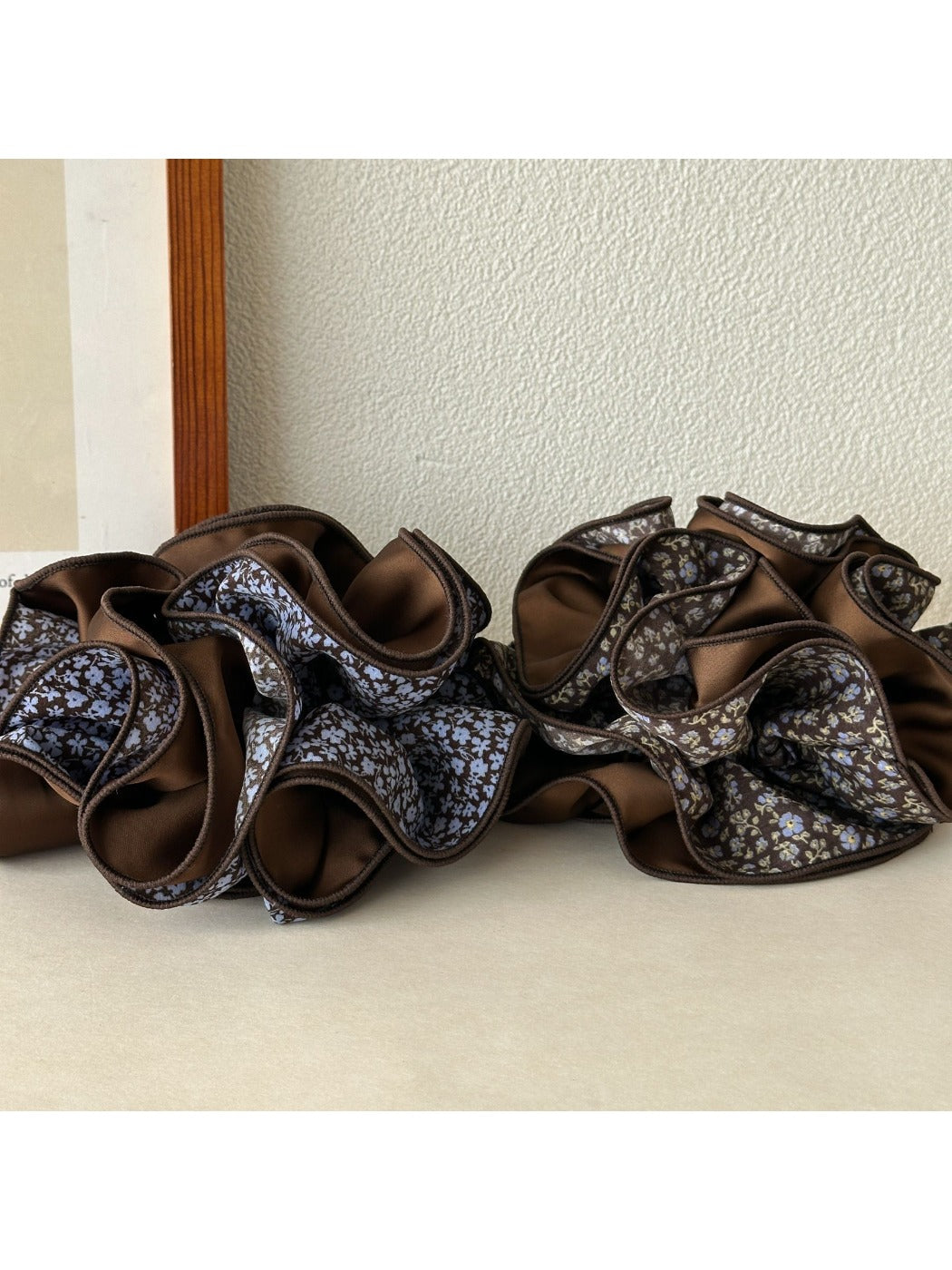 Gifty - Retro Floral Fabric Scrunchies