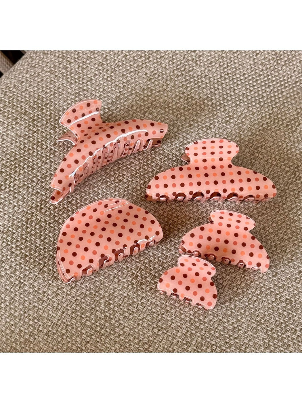 Side view of Beau polka dot claw clip displaying curved teeth