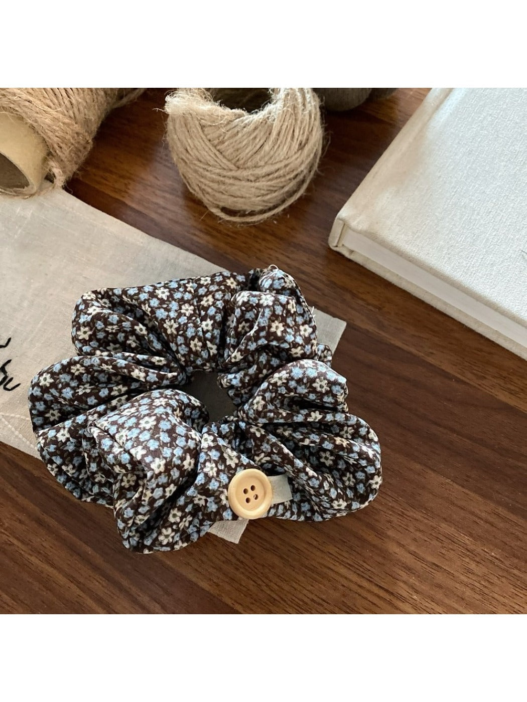 Gifty - Elegant Vintage Ditsy Floral Scrunchie
