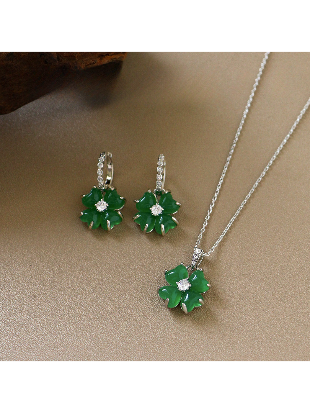 Earedge - Leaf Shape Clover Detail Earrings