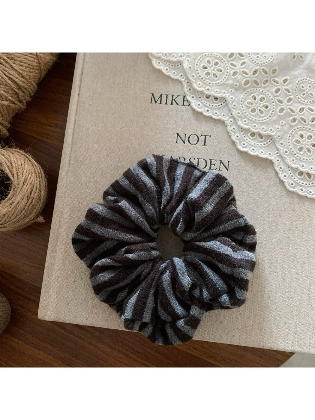 Gifty - Trendy Striped Scrunchie Hair Ties
