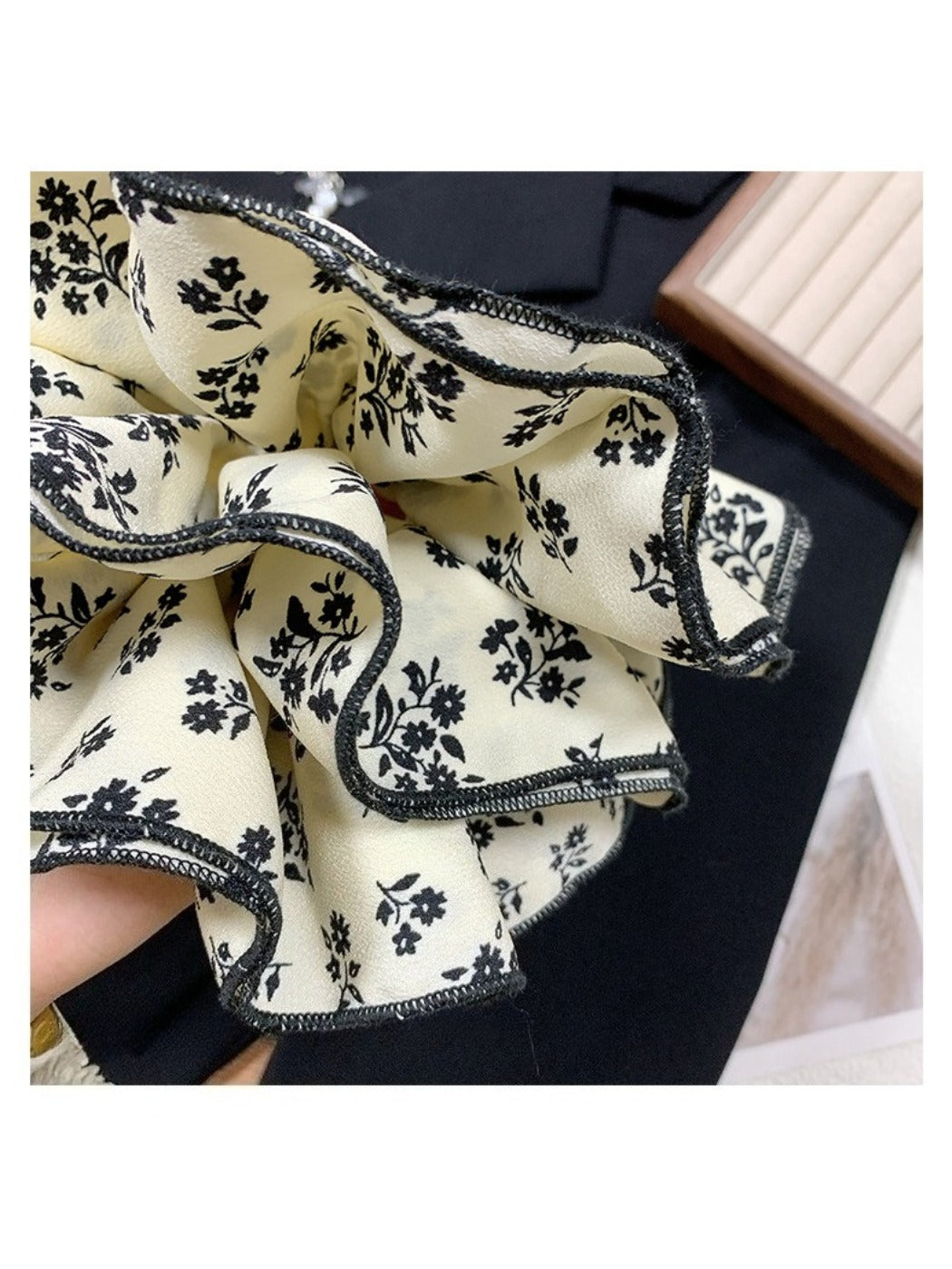 Gifty - Vintage Floral Print Scrunchie