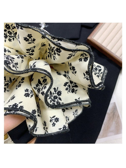 Gifty - Vintage Floral Print Scrunchie