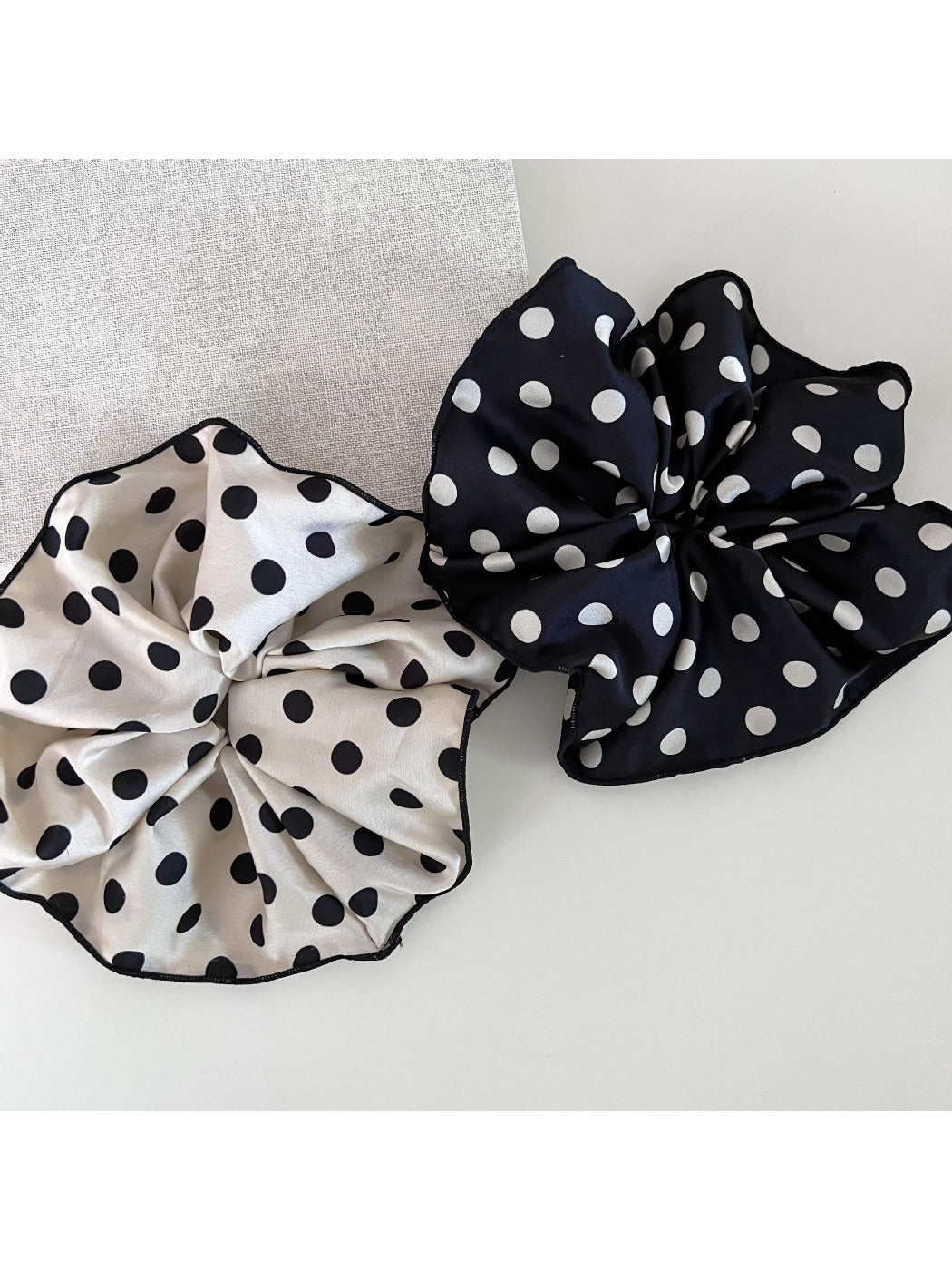 Gifty - Solid Polka Dot Ruffle Scrunchie