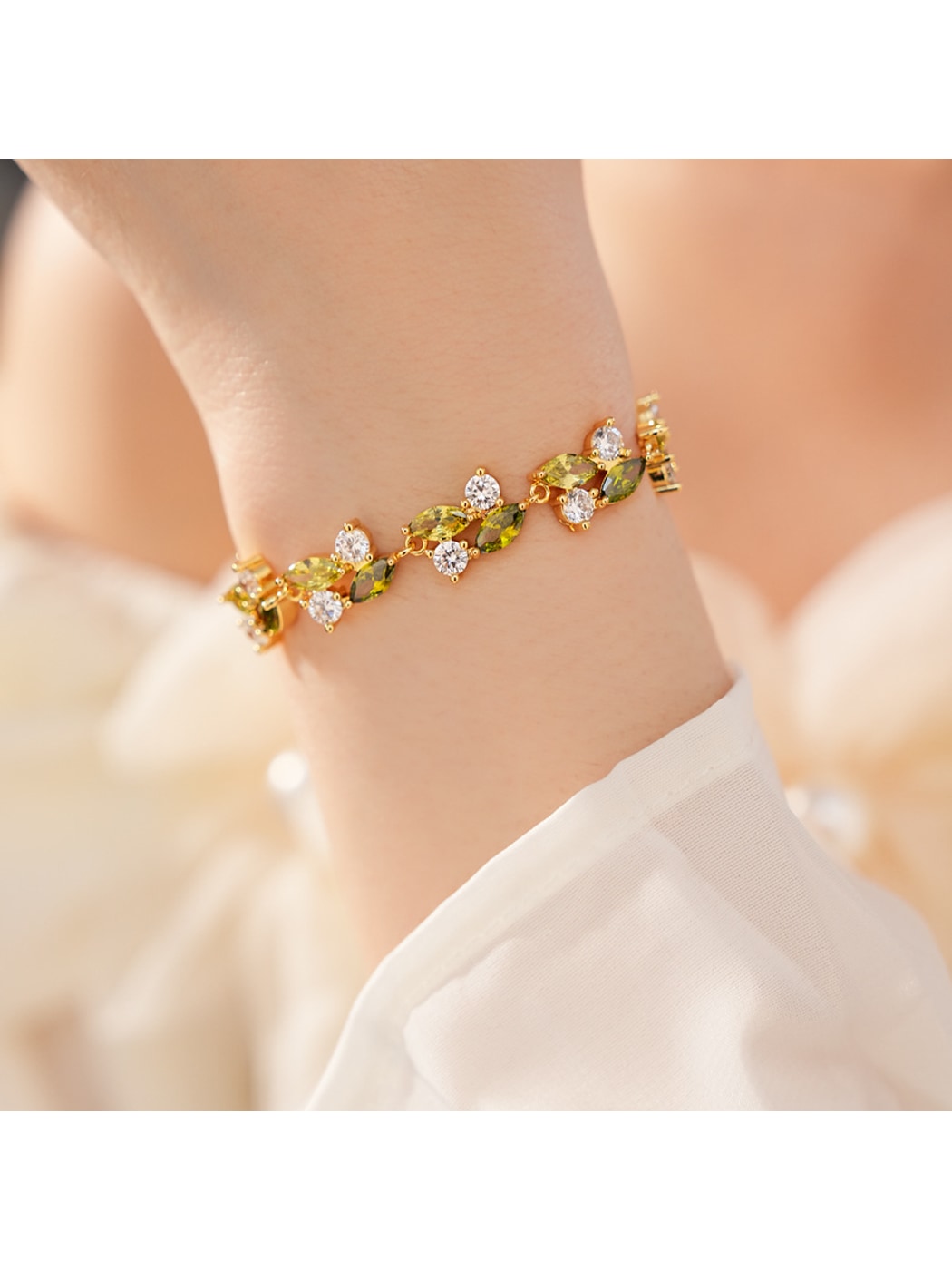 Lovra - Oval Detail Synthetic Zircon Clasp Bracelet