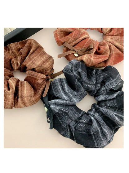 Gifty - Vintage Scholar Style Scrunchie