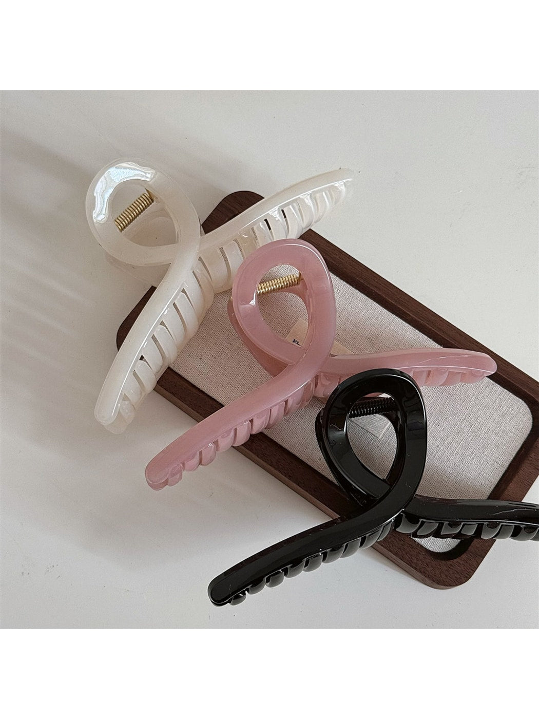 Beau - Polished Cross Shape Plastic Alloy Claw Clip