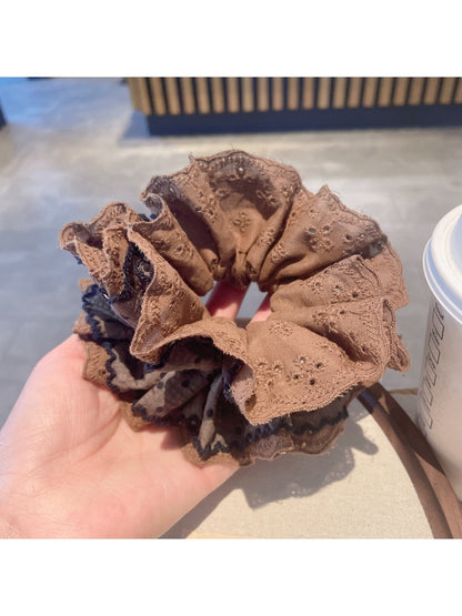Gifty - Simple Retro Lace Scrunchie