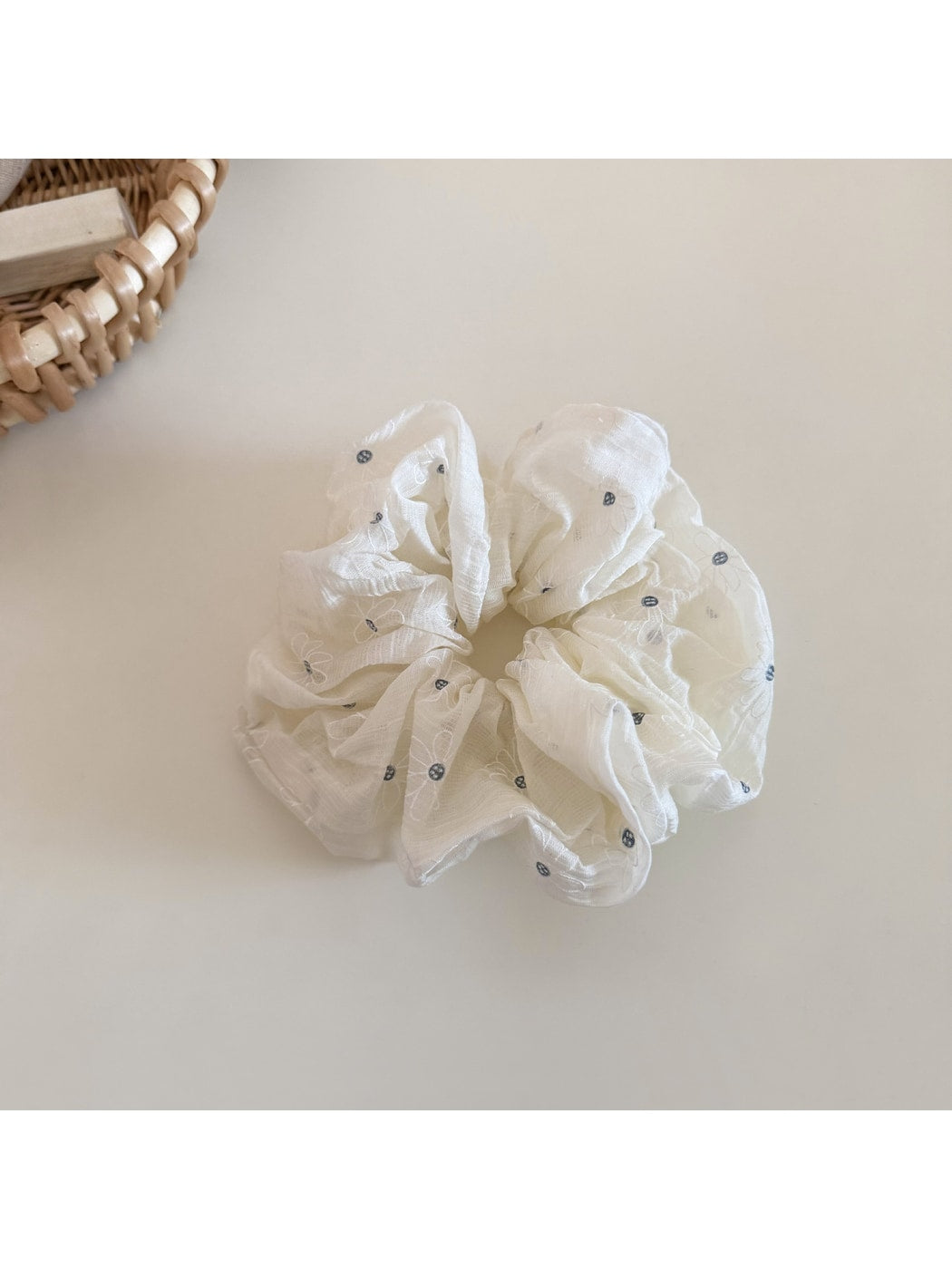 Gifty - Textured Daisy Pattern Polyester Scrunchie
